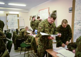 Dalinių štabuose tarnaujantys puskarininkiai kraunasi žinių bagažą - 2