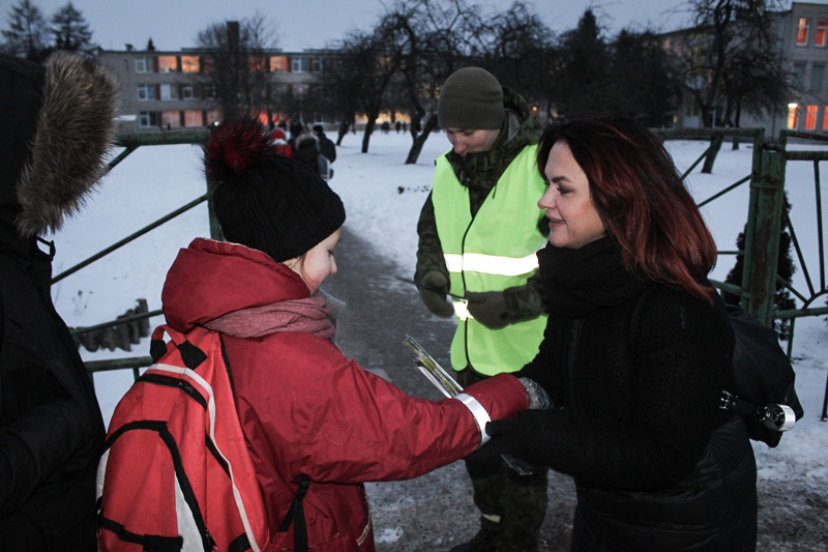 Lietuvos kariai dalyvavo akcijoje ,,Būk matomas“ ir skatino pėsčiuosius nešioti atšvaitus...