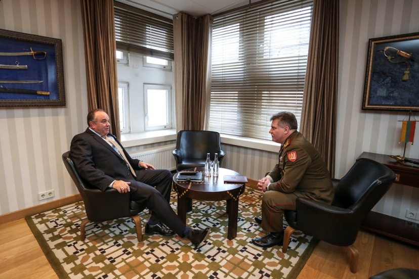 Lietuvos kariuomenės vadas susitiko su buvusiu vyriausiuoju NATO ir JAV pajėgų Europoje vadu...