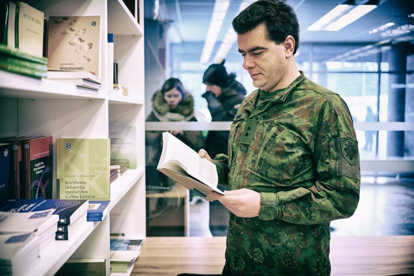 Nauja tradicija Savanorių pajėgų įkūrimo metinių proga - diena su uniforma