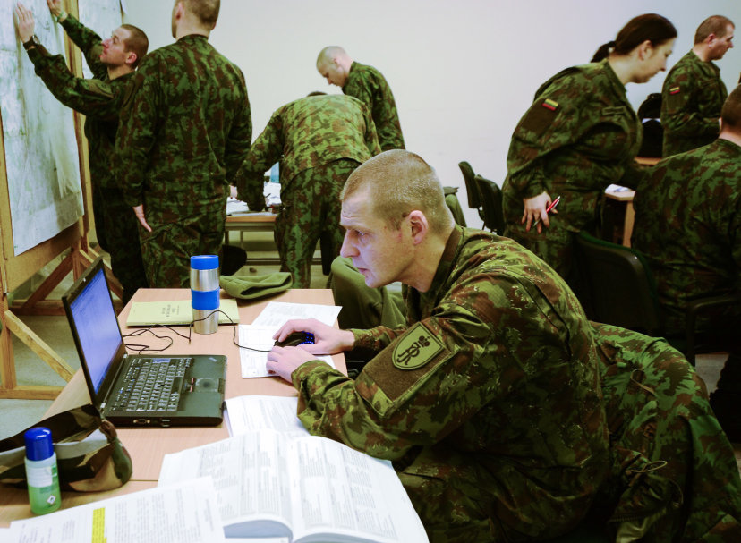 Dalinių štabuose tarnaujantys puskarininkiai kraunasi žinių bagažą