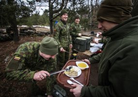 Lietuvos kariuomenė įveda alternatyvius valgiaraščius: kariams bus siūlomi trys skirtingi meniu  - 1