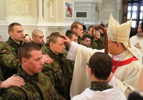 Juozo Vitkaus inžinerijos bataliono nuolatinės privalomosios pradinės karo tarnybos kariai Kauno... - 2