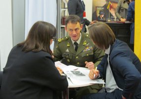 Knygų mugės lankytojai susipažįsta su naujausiais Lietuvos karo akademijos leidiniais - 2