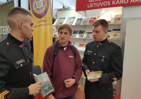 Knygų mugės lankytojai susipažįsta su naujausiais Lietuvos karo akademijos leidiniais - 4