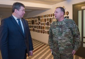 JAV sausumos pajėgų Europoje vadas gen. ltn. F. B. Hodges giria Lietuvą už pastangas stiprinti... - 1