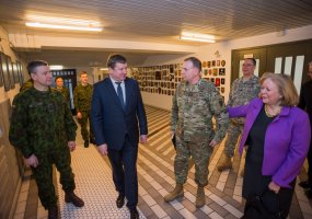 JAV sausumos pajėgų Europoje vadas gen. ltn. F. B. Hodges giria Lietuvą už pastangas stiprinti... - 2