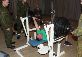 Atvirose štangos spaudimo varžybose, skirtose Lietuvos Nepriklausomybės dienai paminėti, susikovė... - 1