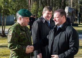 Ministras Pirmininkas, krašto apsaugos ministras ir kariuomenės vadas Rukloje  stebėjo NATO... - 1