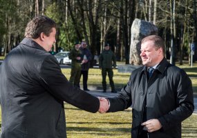 Ministras Pirmininkas, krašto apsaugos ministras ir kariuomenės vadas Rukloje  stebėjo NATO... - 2
