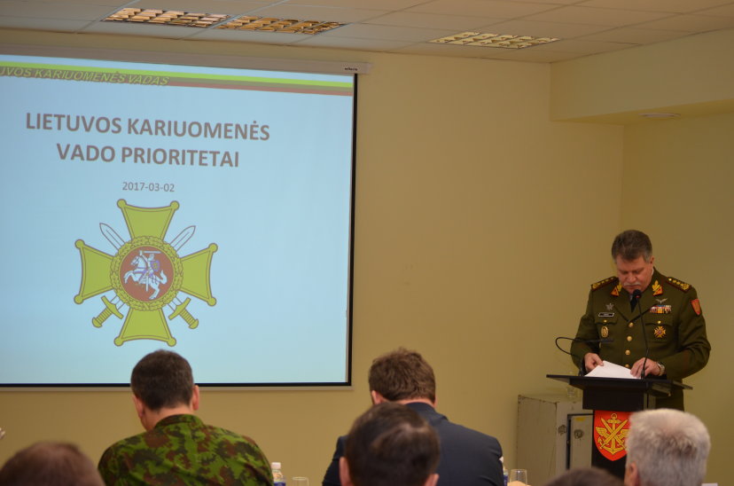 Kariuomenės vado susitikime su pajėgų ir karinių vienetų vadais apžvelgta kariuomenės veikla,...