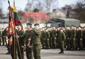 Lietuvos kariuomenės Juozo Vitkaus inžinerijos bataliono šauktiniai iškilmingai atsisveikino su... - 1