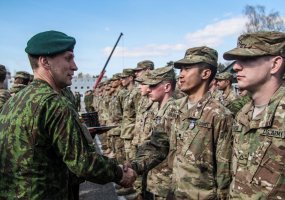 Rotaciją Lietuvoje baigiantys JAV kariai apdovanoti medaliais - 3