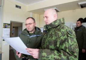 Lietuvos kariai treniruojasi kartu su Valstybės sienos apsaugos tarnybos pareigūnais pratybose... - 2