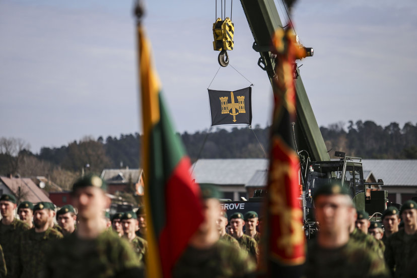 Šauktinių išleidimo į atsargą ceremonijose – apdovanojimai, kariškas repas ir sužadėtuvės 