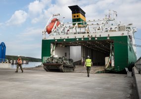 Klaipėdos uoste iškrauta NATO priešakiniame batalione tarnausiančių Norvegijos karių technika - 3
