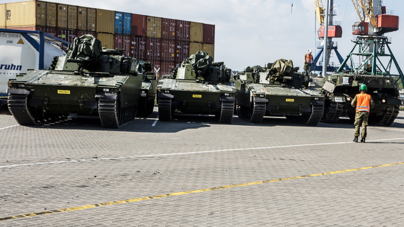 Klaipėdos uoste iškrauta NATO priešakiniame batalione tarnausiančių Norvegijos karių technika