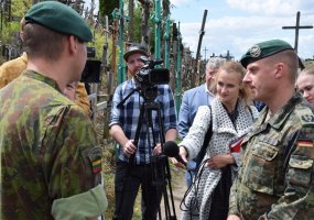 Kryžių kalne NATO priešakiniame batalione tarnaujantys kariai pastatė kryžių - 1