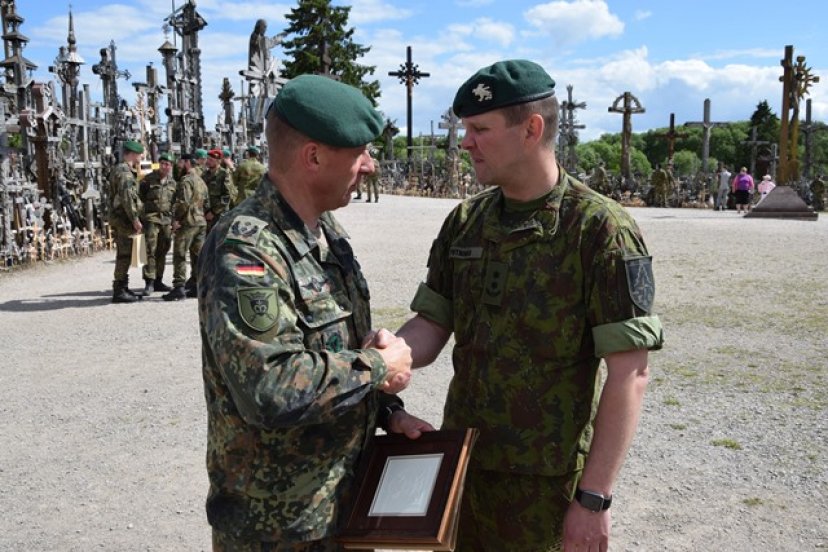 Kryžių kalne NATO priešakiniame batalione tarnaujantys kariai pastatė kryžių