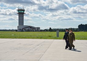 Karinių oro pajėgų Aviacijos bazei vadovaus pulkininkas leitenantas Antanas Matutis  - 1