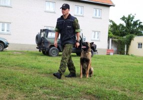 Inžinerijos bataliono kariai su keturkojais augintiniais kremta mokslus kinologų mokymuose - 4