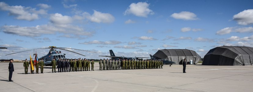 Karinių oro pajėgų Aviacijos bazei vadovaus pulkininkas leitenantas Antanas Matutis 