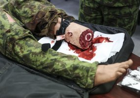 Eksperimentas turniketų kokybei patikrinti – įtaisą karo medikai pamėgino sulaužyti patys  - 6