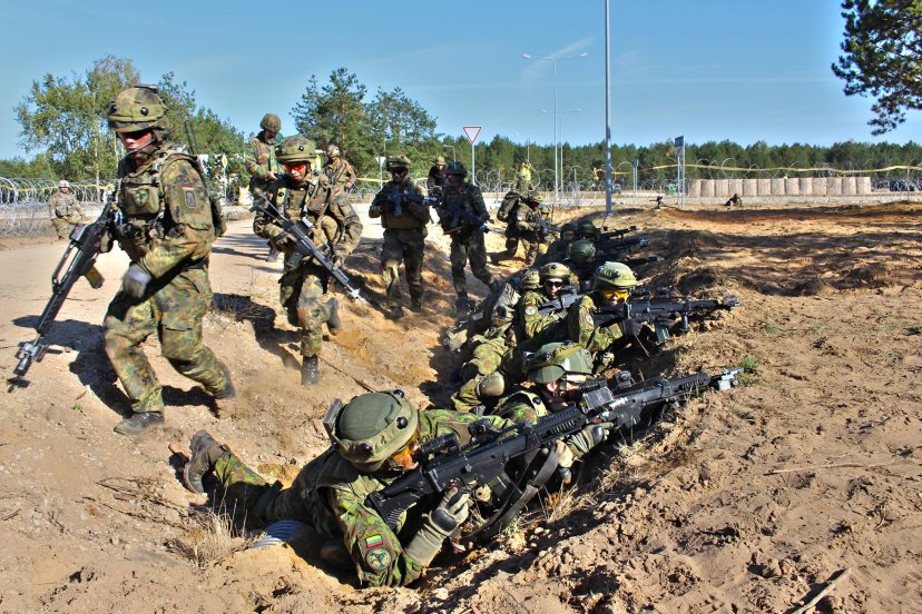 Lietuvos kariuomenės inžinieriai kartu su NATO sąjungininkais treniruojasi veikti mūšio mieste...