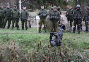 „Oro gynybininko kelią“ įveikusiems šauktiniams įteiktos beretės - 1