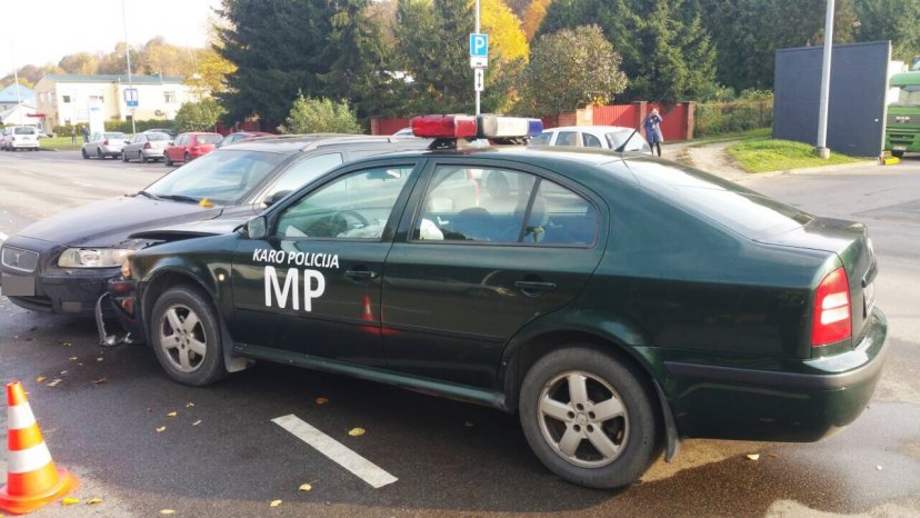 Karo policijos automobilis Kaune pateko į eismo įvykį 