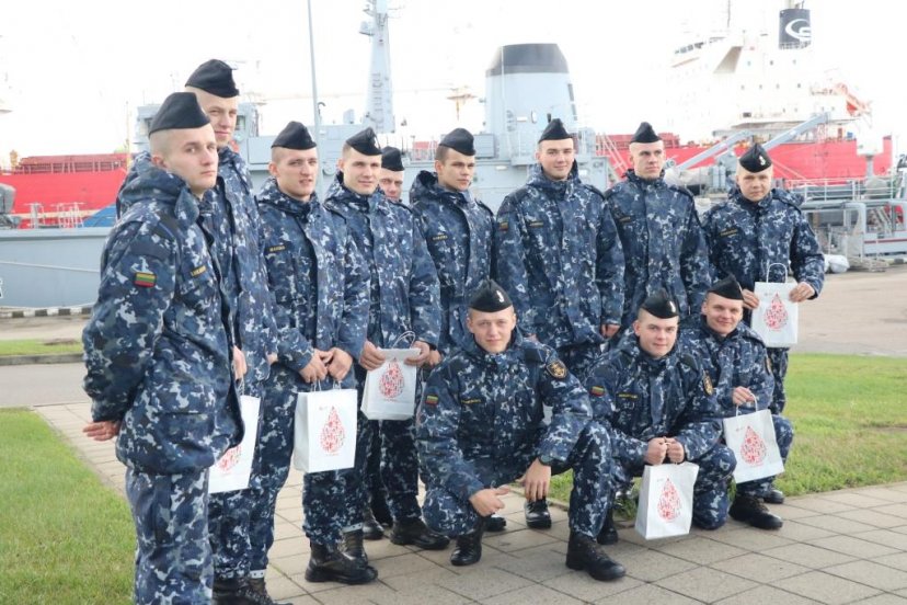 Karinių jūrų pajėgų kariai neatlygintinai davė kraujo 