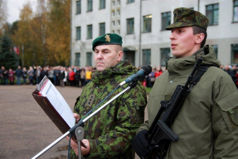 Mokomajame pulke prisiekė 100 šauktinių