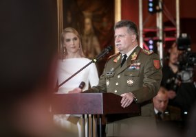 Lietuvos karžygio statulėlė įteikta nuo užpuolikų Indijos pilietį apgynusiam ir sužeistam kariui... - 3
