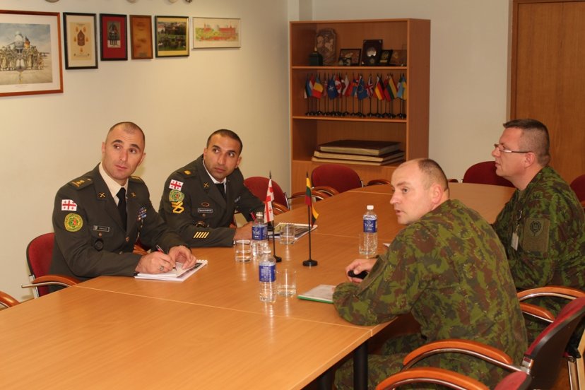 Lietuvos kariuomenės mokykloje patirties sėmėsi Gruzijos kariuomenės delegacija