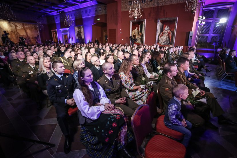 Lietuvos karžygio statulėlė įteikta nuo užpuolikų Indijos pilietį apgynusiam ir sužeistam kariui...