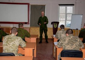 Ukrainos kariams įteikti Bazinio kario kurso baigimo pažymėjimai - 2