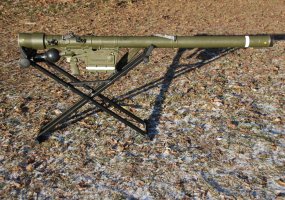 Oro gynybos bataliono kariai mokosi valdyti priešlėktuvinę raketinę sistemą GROM - 1