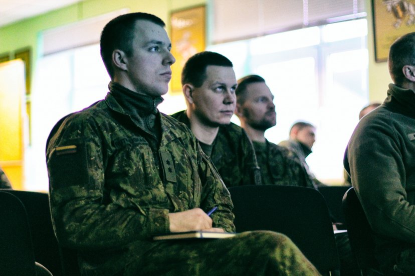 MPB „Geležinis vilkas“ kariai mokosi organizuoti karinį rengimą su pėstininkų kovos mašinomis