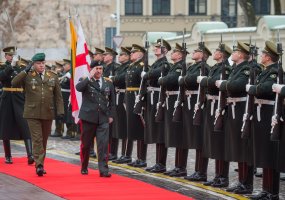 Su oficialiu vizitu Lietuvoje lankėsi Gruzijos kariuomenės vadas generolas majoras Vladimeras... - 2