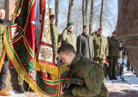 Iškilmingai prisiekė bazinį kursą baigę kariai savanoriai - 2