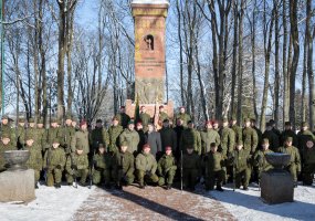 Iškilmingai prisiekė bazinį kursą baigę kariai savanoriai - 4