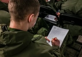 Lietuvių kalbos žinias kariai pasitikrino rašydami Nacionalinį diktantą - 1