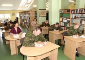 Lietuvių kalbos žinias kariai pasitikrino rašydami Nacionalinį diktantą - 2