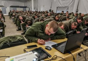 Lietuvių kalbos žinias kariai pasitikrino rašydami Nacionalinį diktantą - 3