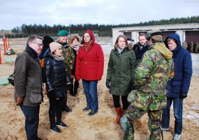 NATO priešakinių pajėgų kovinėje grupėje lankėsi Nyderlandų parlamento Gynybos komiteto nariai - 1