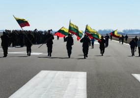 Karinės oro pajėgos Lietuvos narystę NATO kviečia pažymėti unikaliu bėgimu Šiauliuose - 2