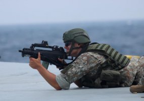 Autonominės laivo apsaugos grupės kariai apdovanoti medaliais - 3