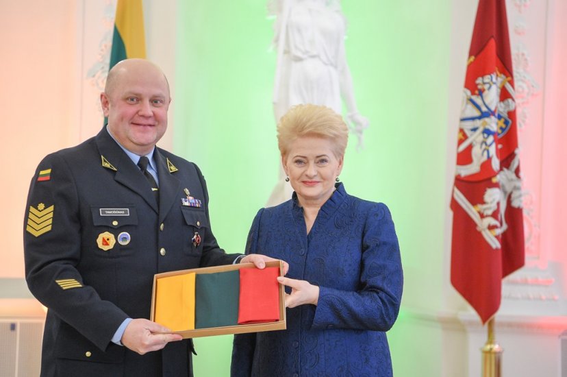 Karinės oro pajėgoms –  Lietuvos trispalvė iš LR Prezidentės rankų