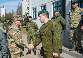 Lietuvoje dislokuotoje NATO priešakinių pajėgų kovinėje grupėje lankėsi Vyriausiasis sąjungininkų... - 2