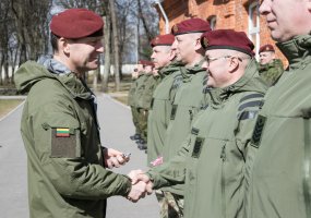 Soldiers serving in Lithuania's training mission in Ukraine rotate - 4
